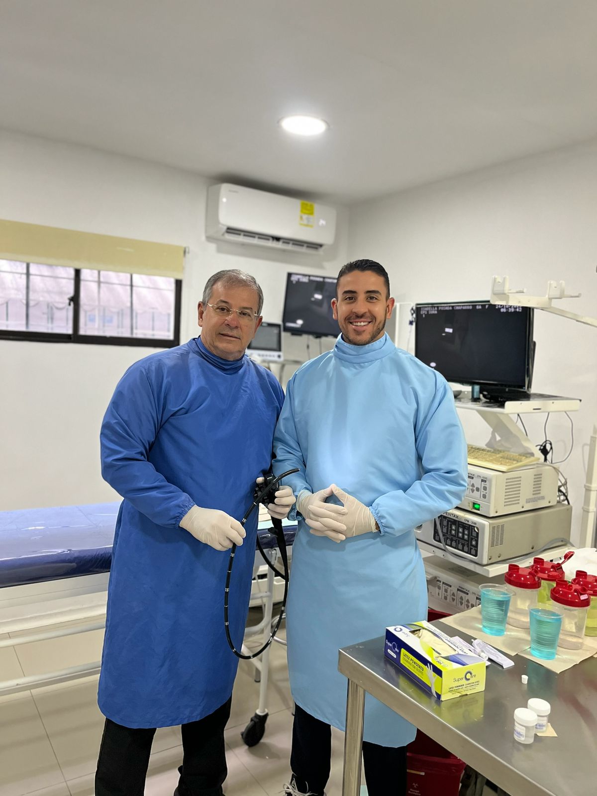 Equipo médico realizando endoscopia pediátrica en Gastroped