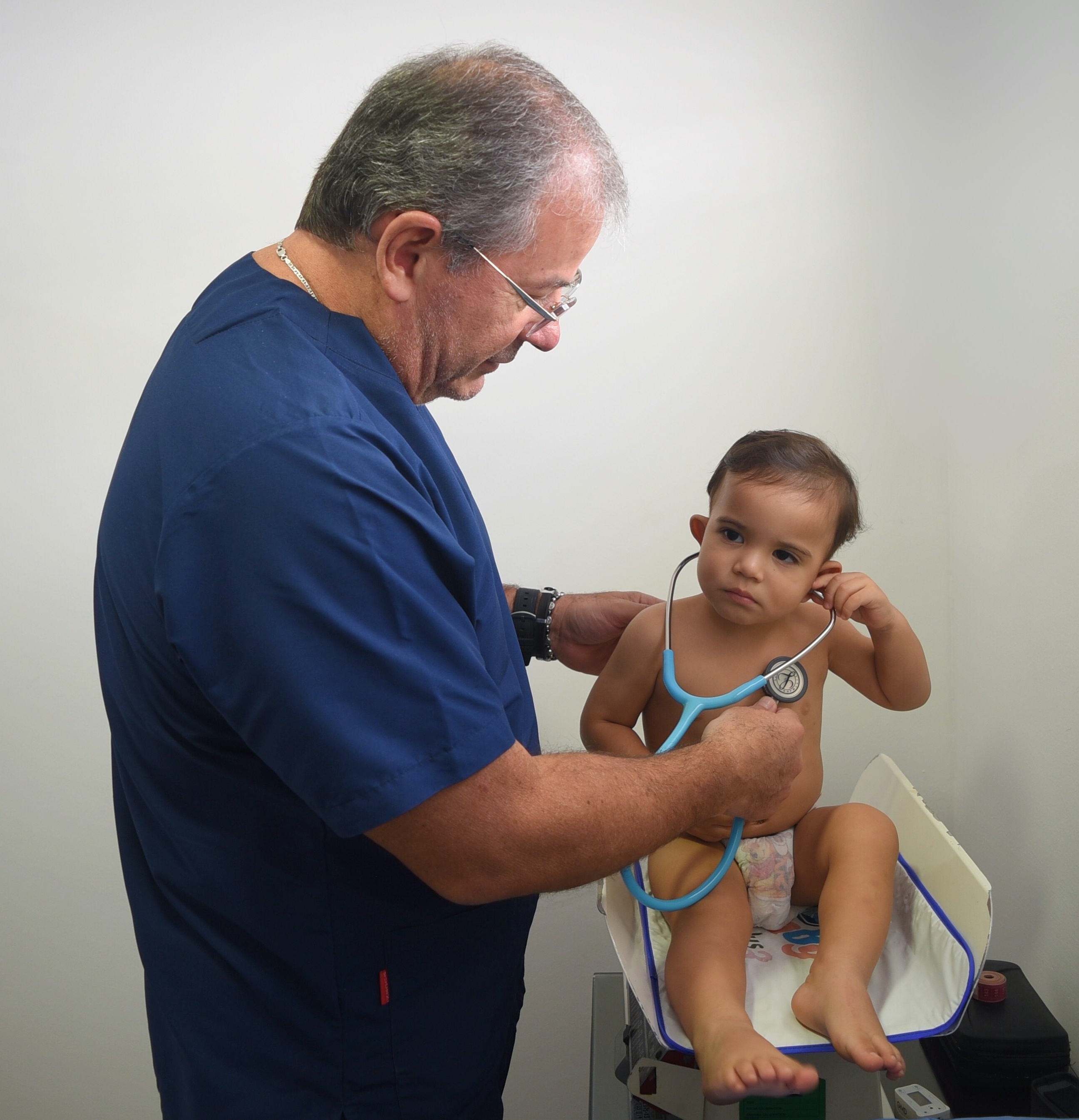 Doctor examinando a un niño con estetoscopio