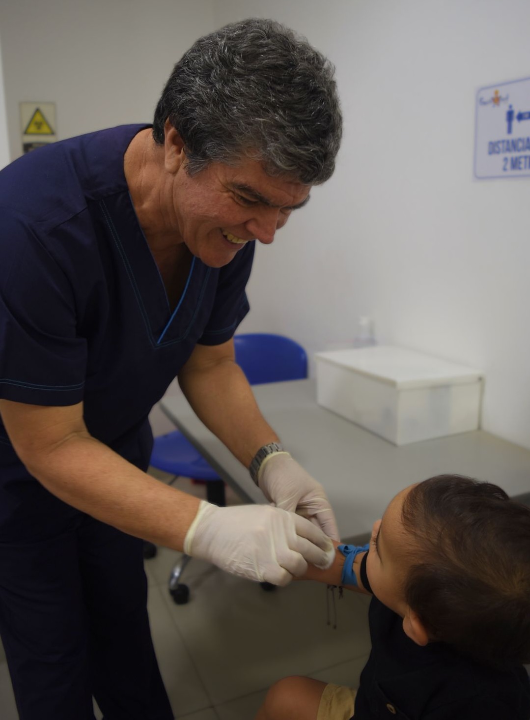 Médico realizando examen de laboratorio en Gastroped
